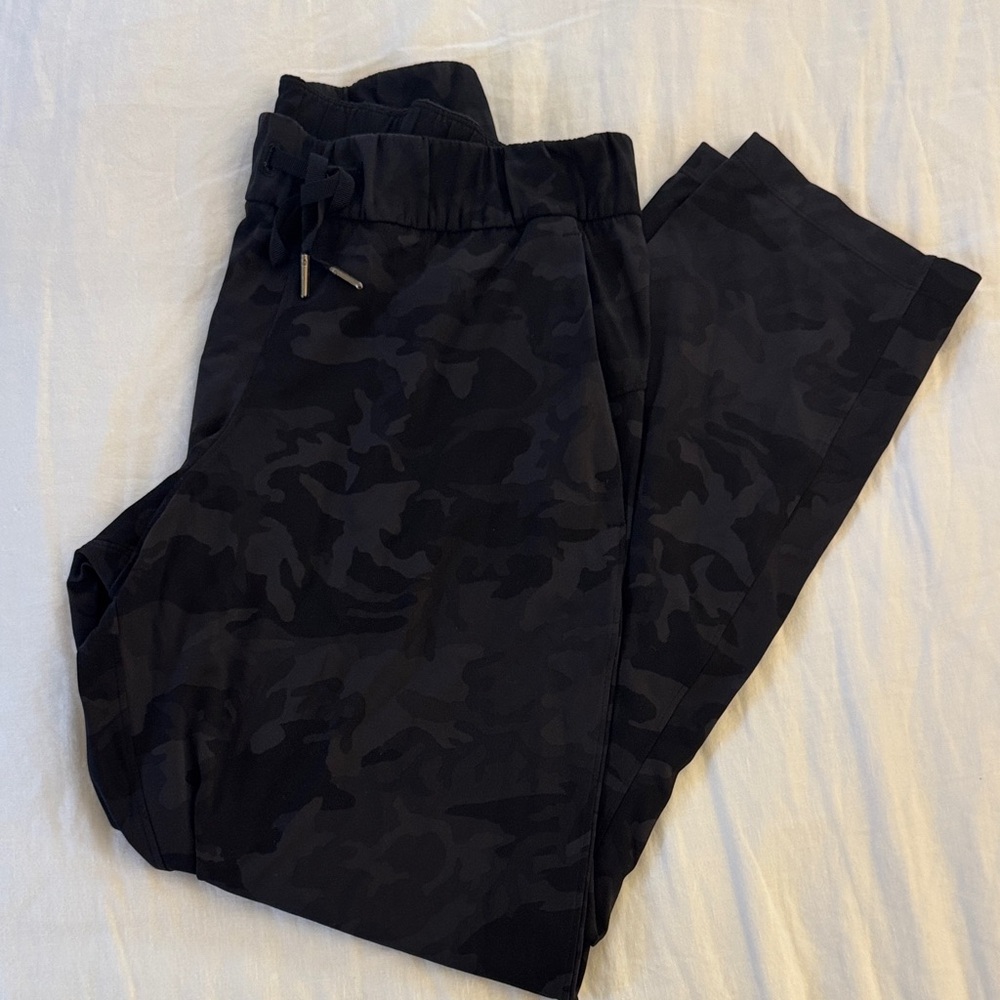 Lululemon 7/8 on the fly Black camo pants size 6